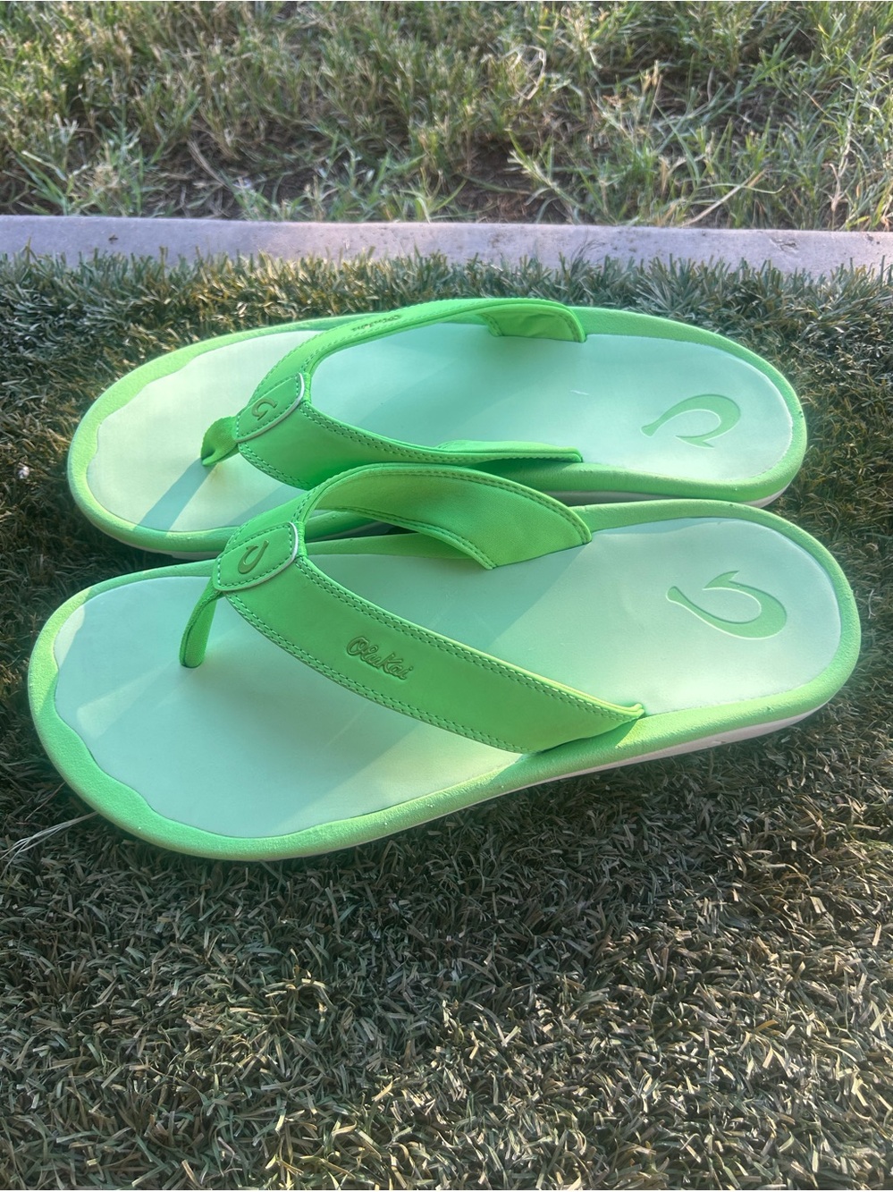 OluKai Ohana Men’s Lime Green Thong Sandals Sz 14